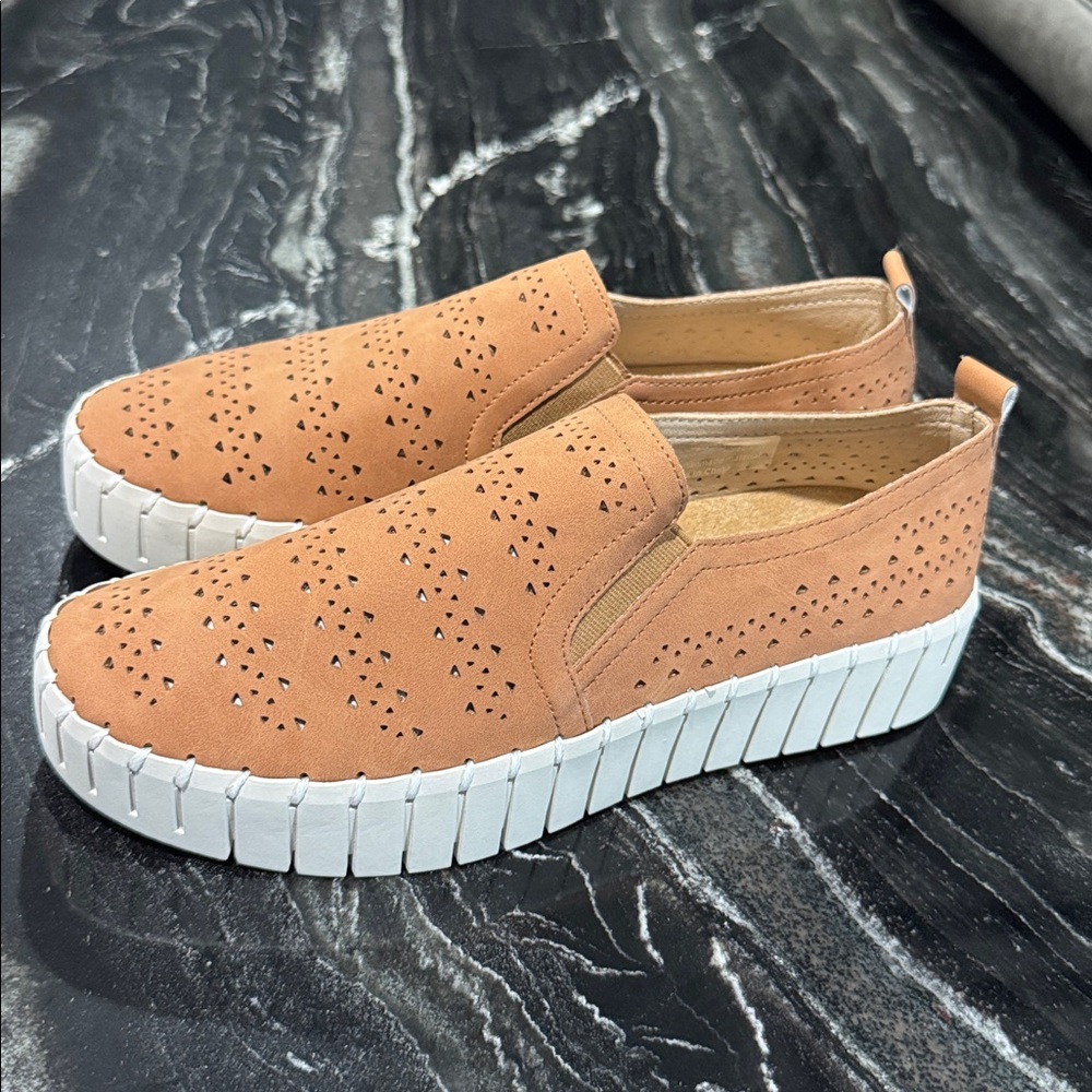 New -Easy Street Tan Platform Slip-On Shoes - Picture 3 of 4